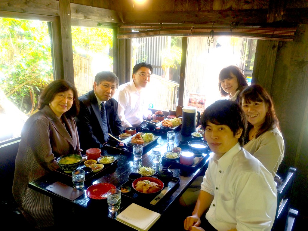 一緒に研究会にご参加いただいた先生方と沖縄料理をいただきました．