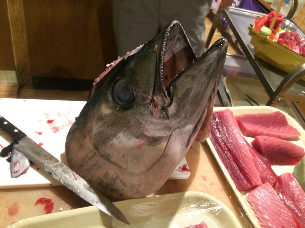 夜の懇親会にはマグロが登場！　さすがは食メディア研究会．